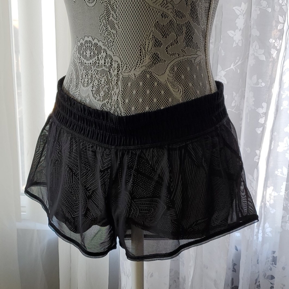 Lululemon shorts with mesh around size 8 - Picture 3 of 4